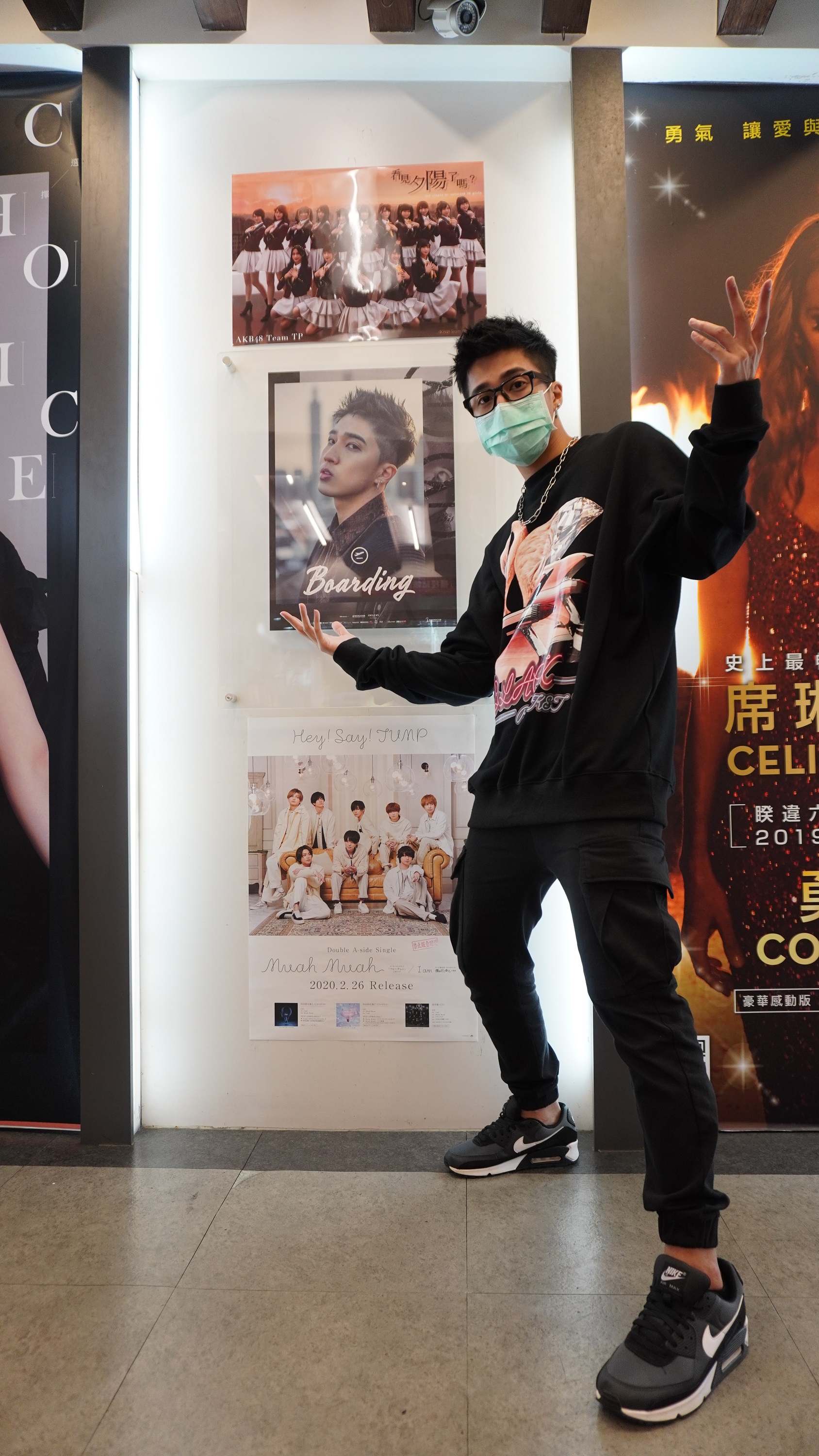 婁峻碩推銷新專輯《BOARDING》，一小時賣出20張專輯。（想不到音樂工作室提供）