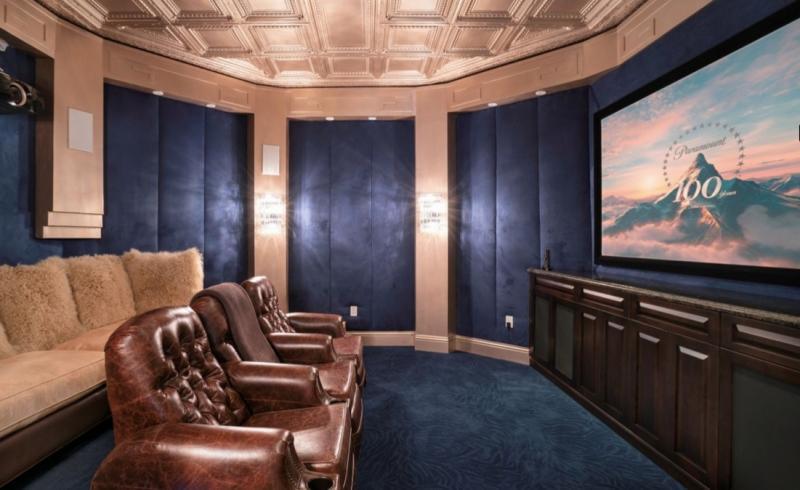 128吋的電視視聽室。(翻攝自Sotheby’s International Reality官網)