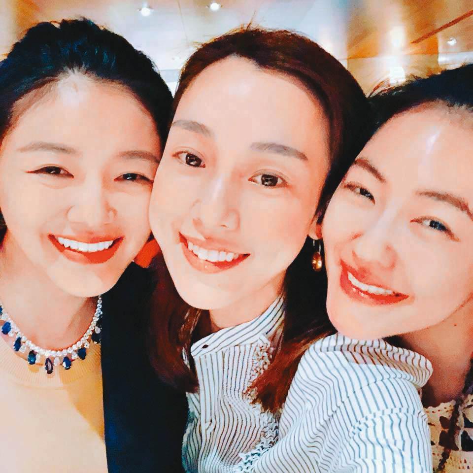 大小S與范瑋琪3位姐妹淘,因為口罩之亂陷入風暴。(翻攝自范瑋琪臉書)