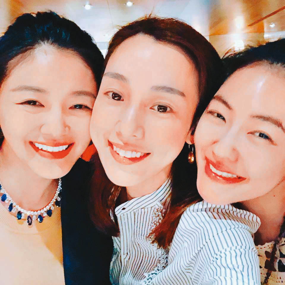 大小S與范瑋琪3位姐妹淘,因為口罩之亂陷入風暴。(翻攝自范瑋琪臉書)