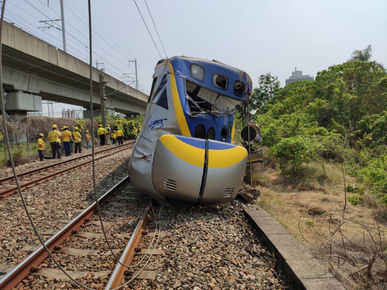 聯結車入侵平交道，區間車撞上導致三節車廂出軌、車頭全毀、人員受傷。（台鐵提供）