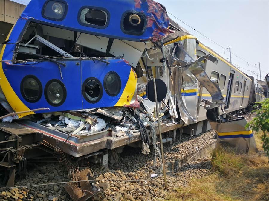 台鐵第3198次區間車昨下午撞上入侵平交道的公路聯結車，導致車頭全毀。（台鐵提供）