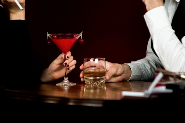 近日台灣出現「酒店女公關」確診案例，然而抱病上班的情形卻讓許多民眾無法理解。（來源：photo-ac）★鏡週刊關心您：未滿18歲禁止飲酒，飲酒過量害人害己，酒後不開車，安全有保障。