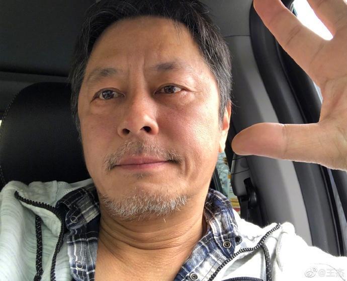 去年4月,王傑曾上傳滿臉鬍渣照在網路上。(翻攝王傑微博)