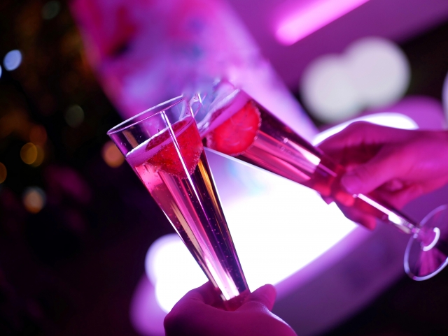 武漢肺炎確診的第379例原本是家庭主婦，後來確認職業是酒店女公關。（來源：photo-ac）★鏡週刊關心您：未滿18歲禁止飲酒，飲酒過量害人害己，酒後不開車，安全有保障。