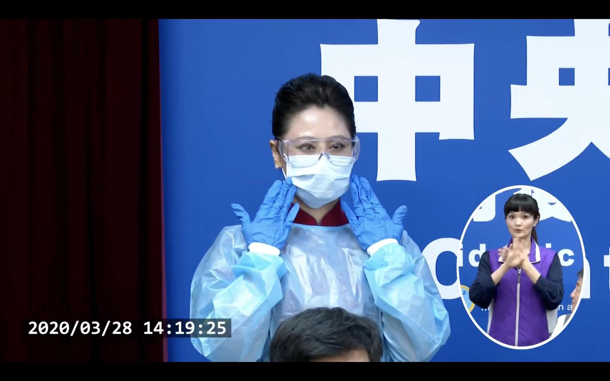 中央流行疫情指揮中心在3月28日邀請空服員示範標準配備穿著，沒想到該名空姐卻遭起底。（翻攝衛福部YouTube）