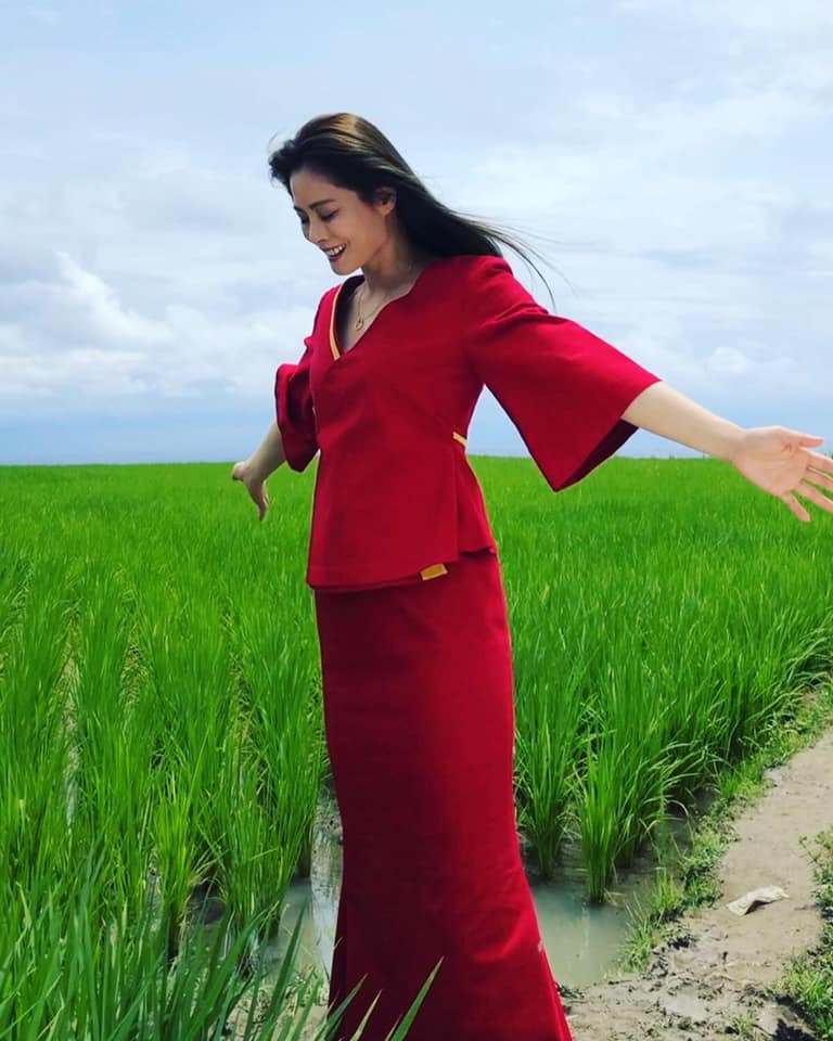 才華洋溢的空服員辛干即使穿著防護裝備仍擋不住仙氣,被網友挖出粉專。(翻攝「空姐的華麗冒險」粉專)