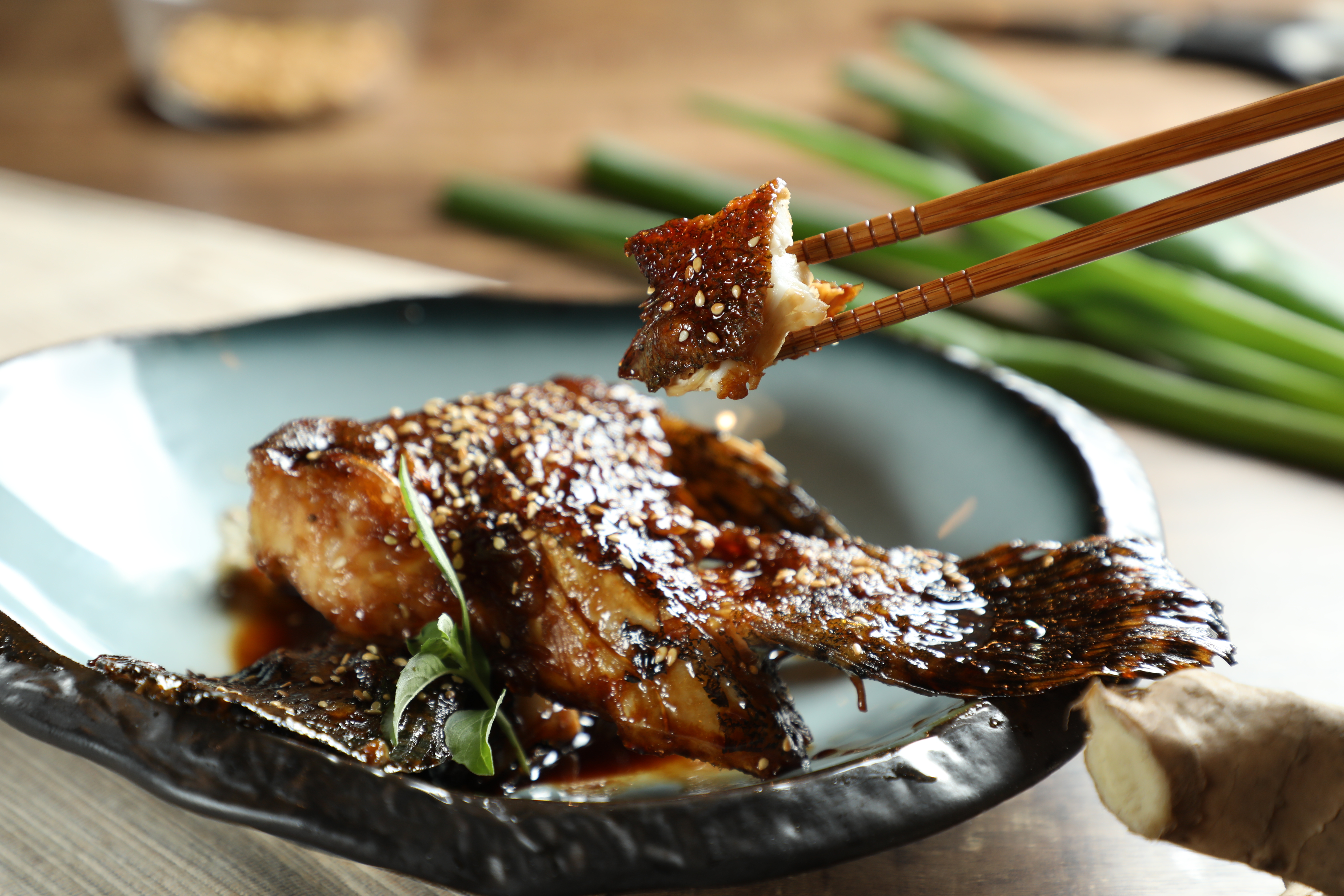 看起來豪華感十足，有如在日式居酒屋才能吃到的「醬燒龍虎斑下巴」，居然在家用一口平底鍋就能做出來？