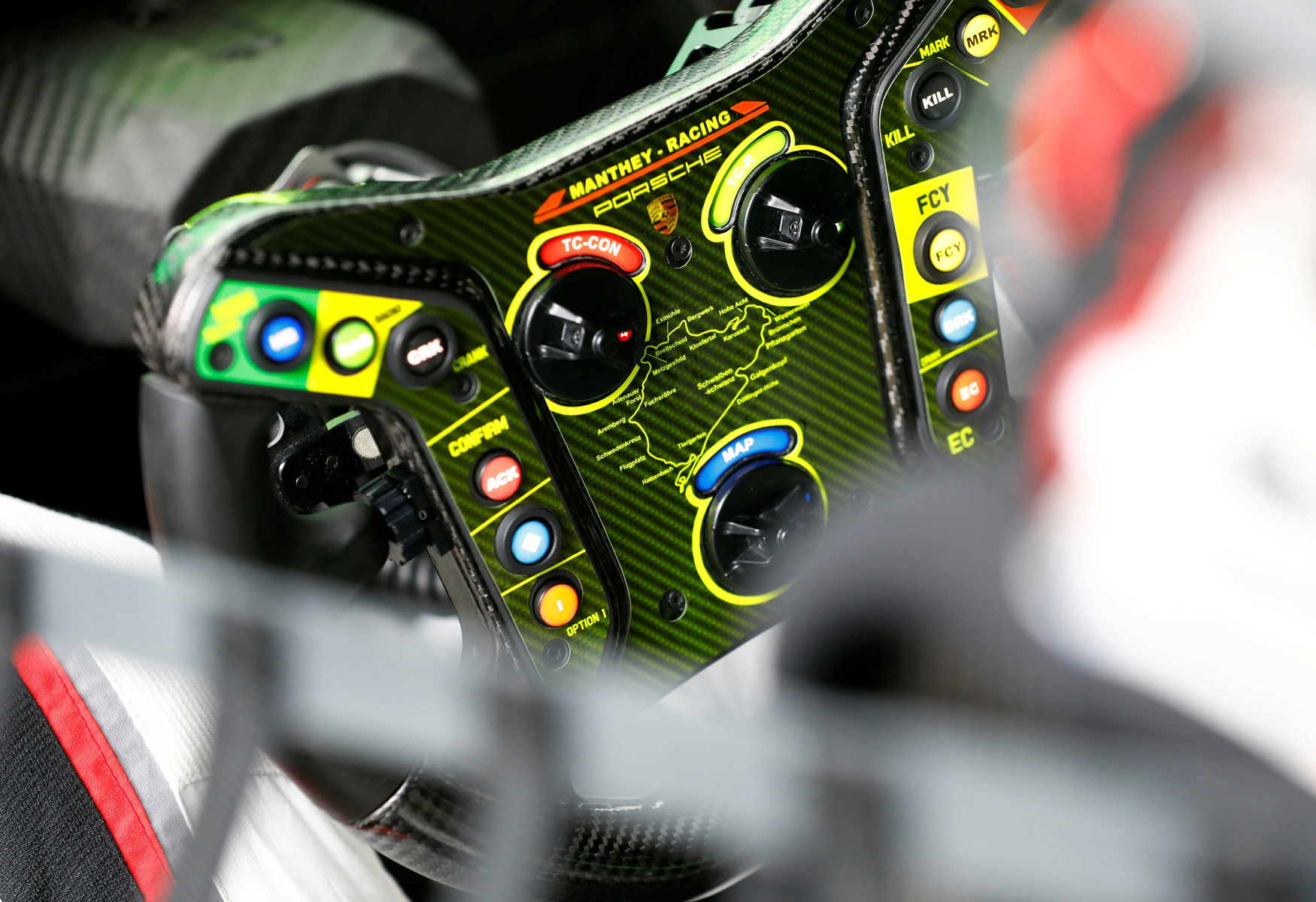 【車壇花絮】超乎想像！保時捷方向盤20年進化史