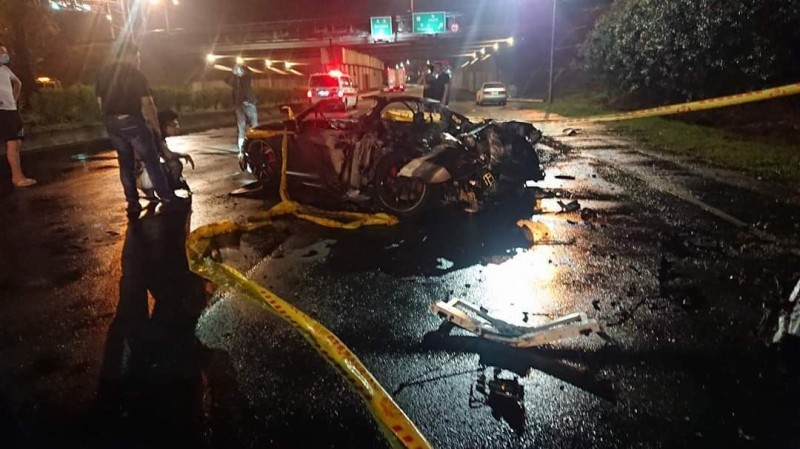 徐男駕駛的奧迪雙門跑車燒成廢鐵，逃生不及被燒成焦屍。（讀者提供）