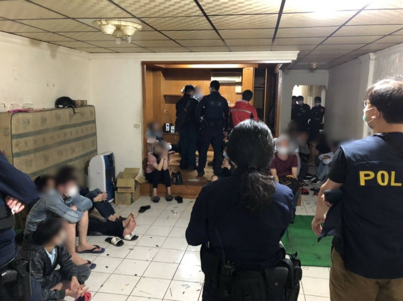 30坪不到小公寓擠滿了移工。（翻攝畫面）