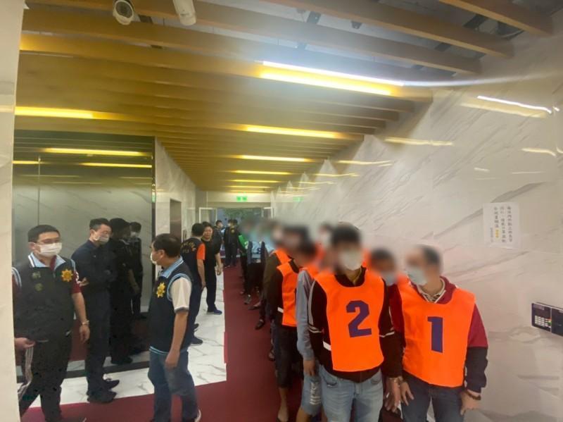 聚賭的移工們被警方送辦。(翻攝畫面)