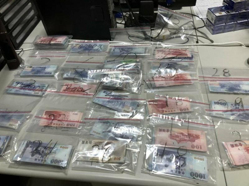 警方查扣賭資、賭具。(翻攝畫面)