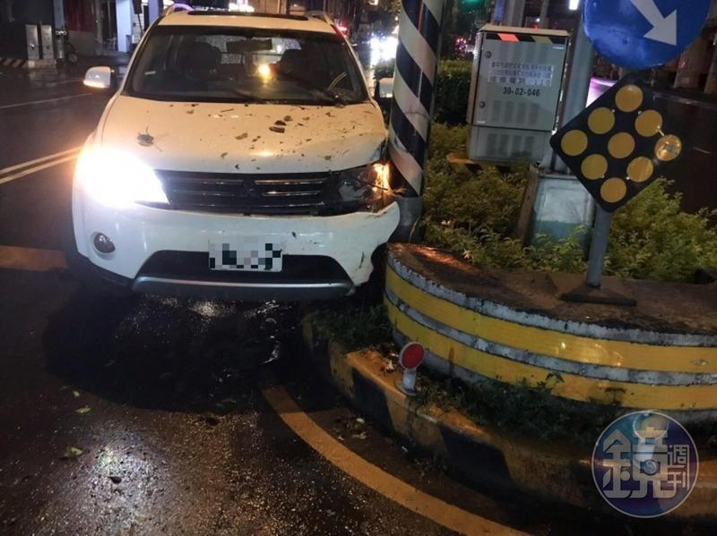 休旅車最後碰撞快車道安全島，因車損嚴重動彈不得才停下。（讀者提供）