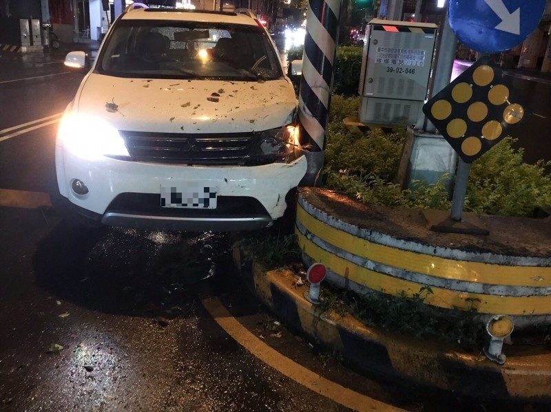 休旅車最後碰撞快車道安全島，因車損嚴重動彈不得才停下。（讀者提供）