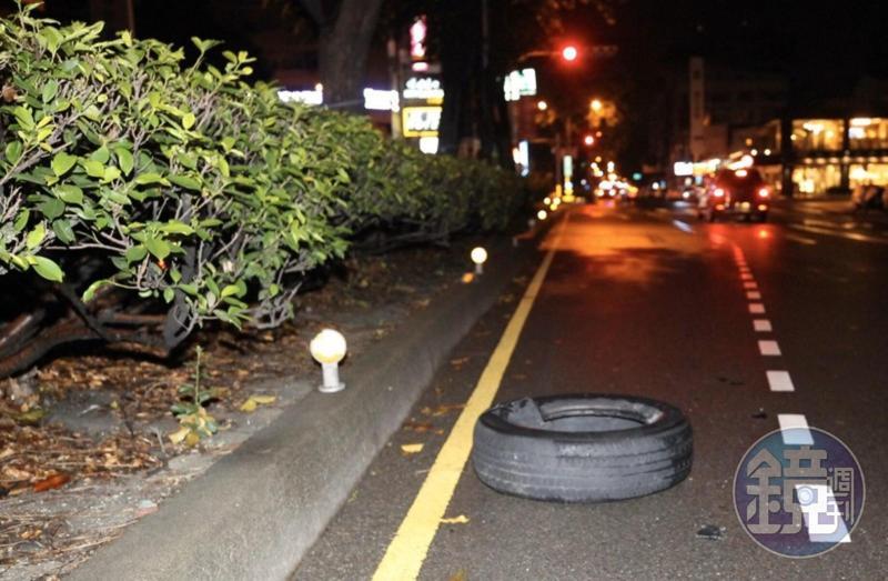 休旅車自撞分隔島導致左前輪掉落路面。（讀者提供）