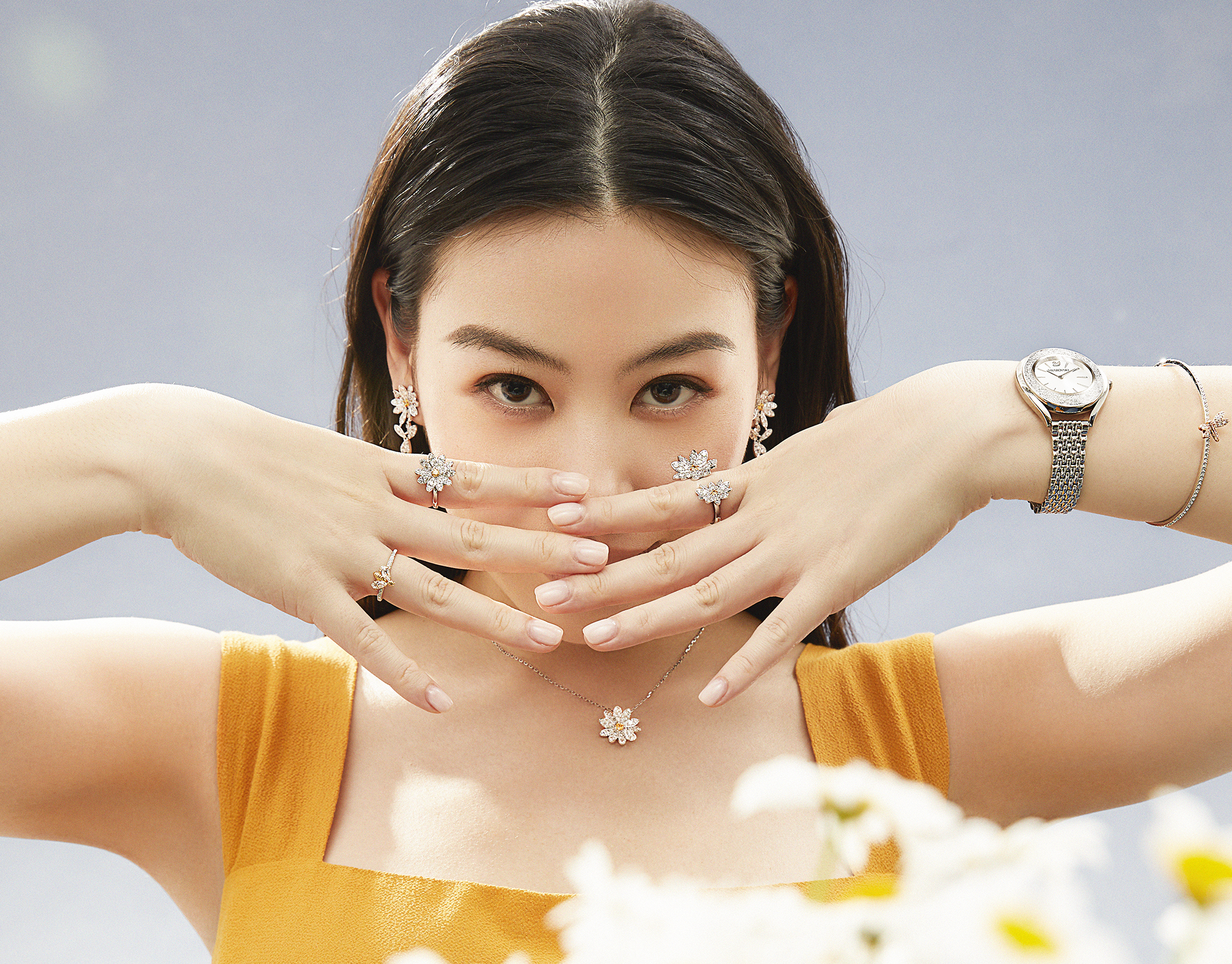 蔡詩芸配戴SWAROVSKI全新母親節系列：Eternal Flower項鍊NT$4,990、穿孔耳環NT$ 6,490、戒指NT$ 7,990、CRYSTALLINE AURA腕錶NT$14,900。（施華洛世奇提供）