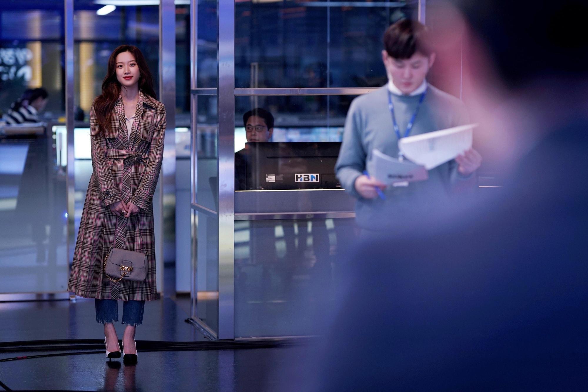 文佳煐飾演知名女明星,身上行頭都能引發話題的「完售女」。(LINE TV提供)