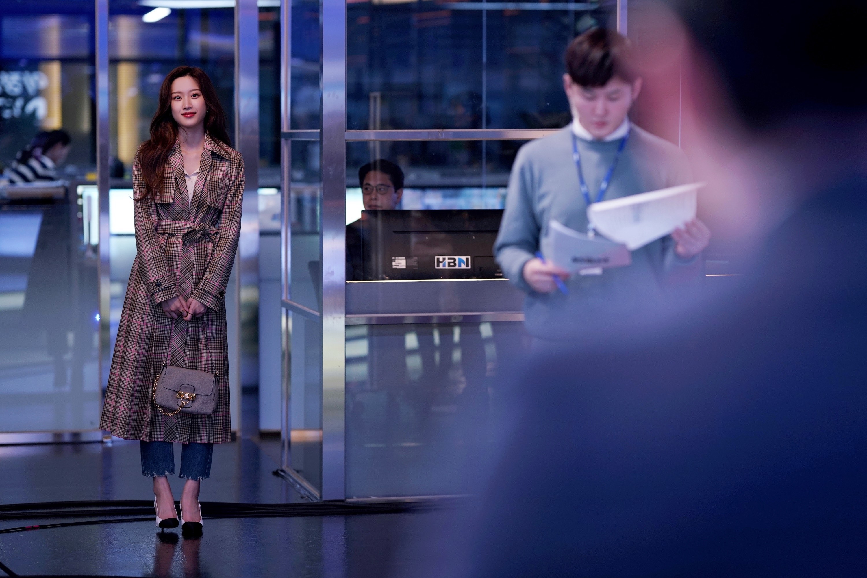 文佳煐飾演知名女明星，身上行頭都能引發話題的「完售女」。（LINE TV提供）