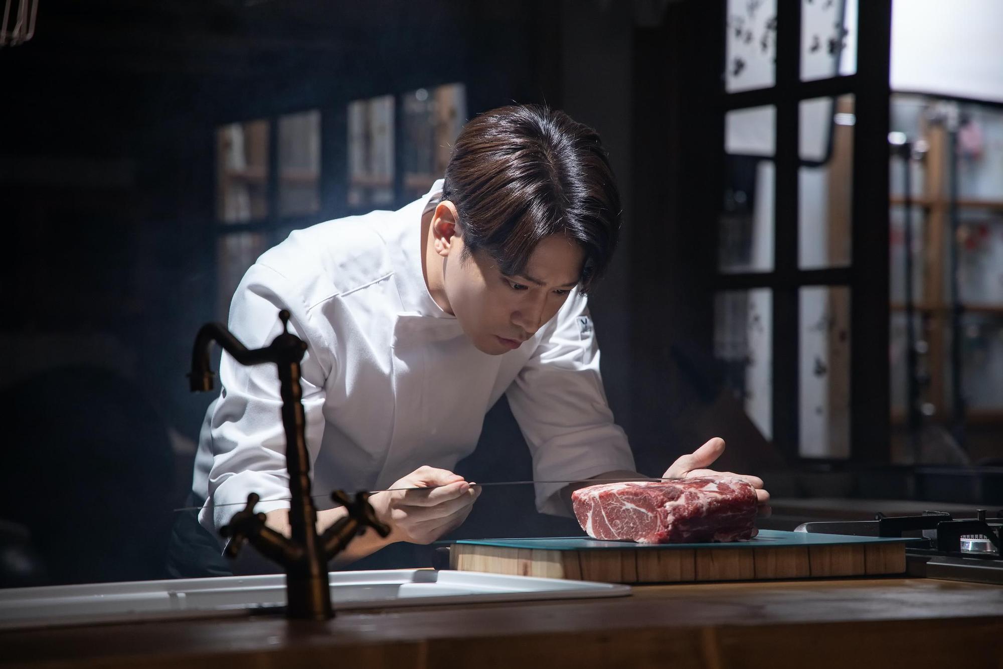 SHINHWA神話成員Eric在《怪咖!文主廚》演出明星廚師,劇裡料理幾乎都是他親自料理。(friDay影音提供)