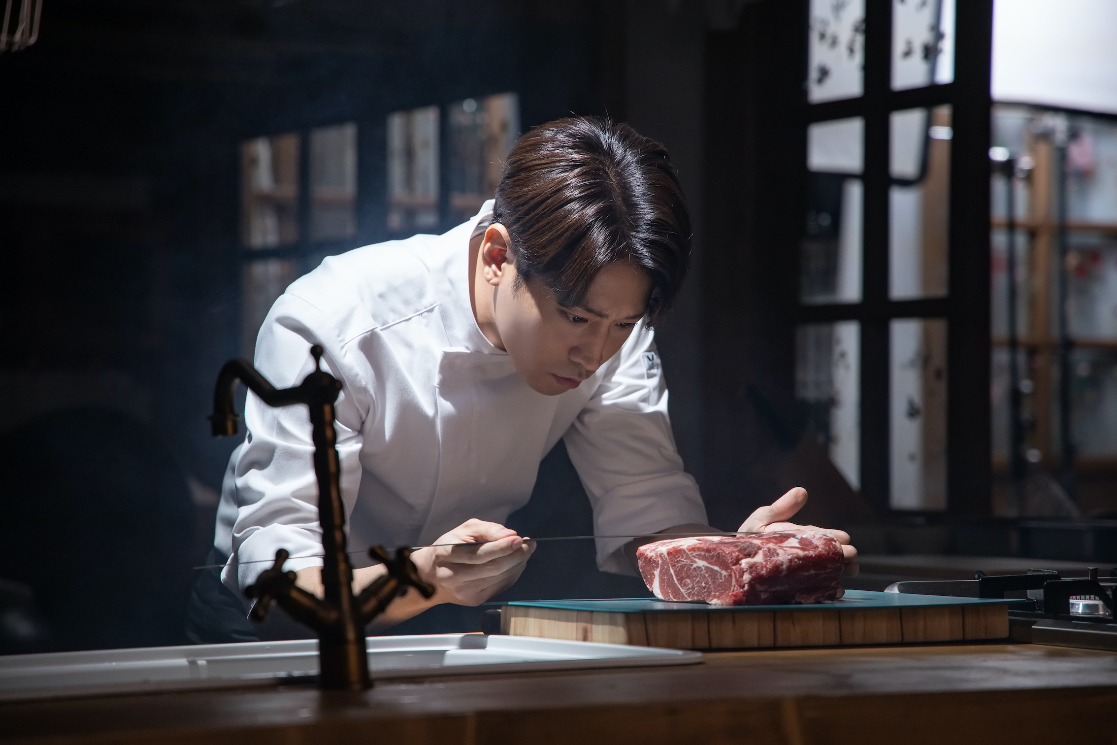 SHINHWA神話成員Eric在《怪咖！文主廚》演出明星廚師，劇裡料理幾乎都是他親自料理。（friDay影音提供）