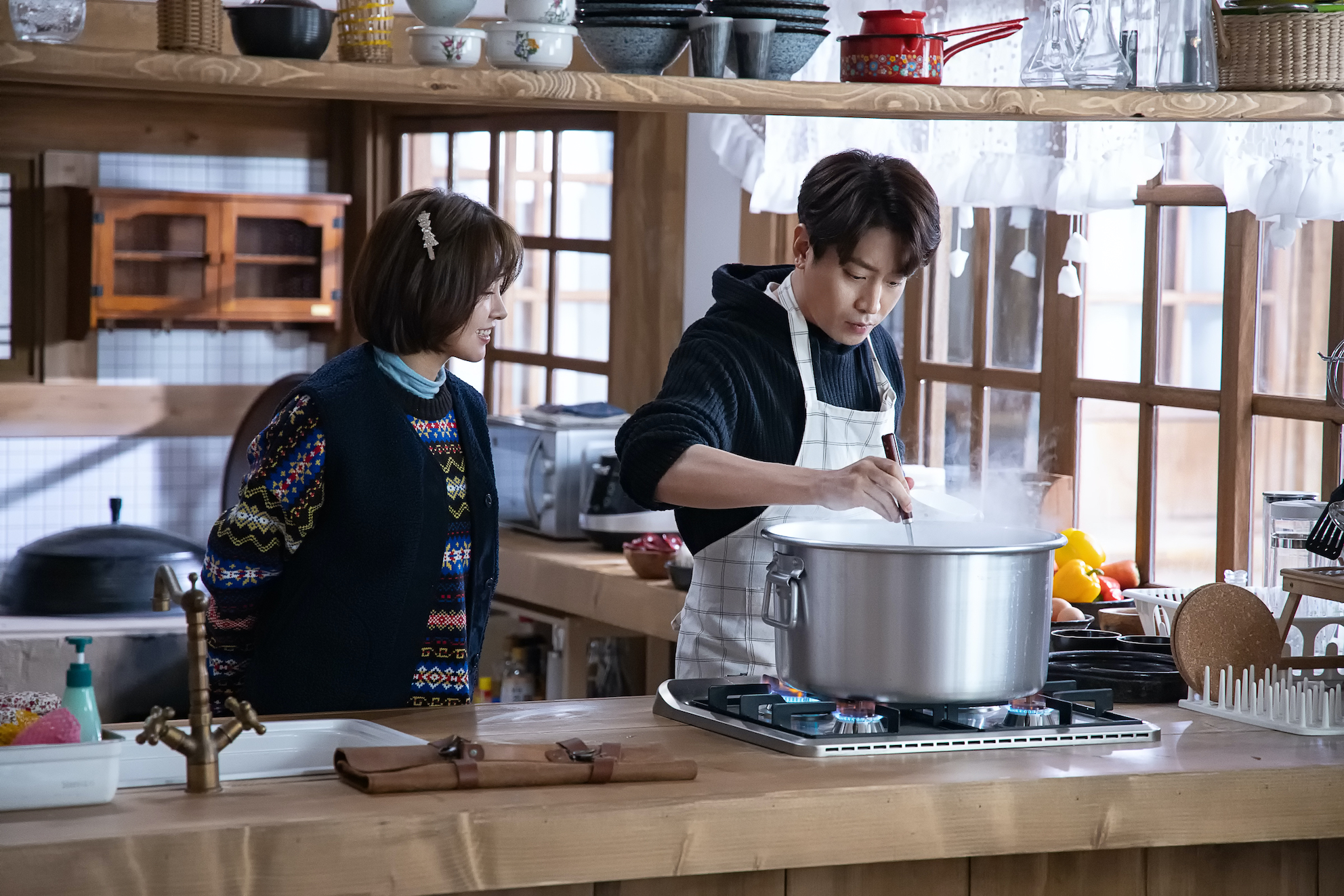《怪咖!文主廚》女主角高媛熙稱讚Eric料理手藝精湛,甚至贏過專業廚師。(friDay影音提供)