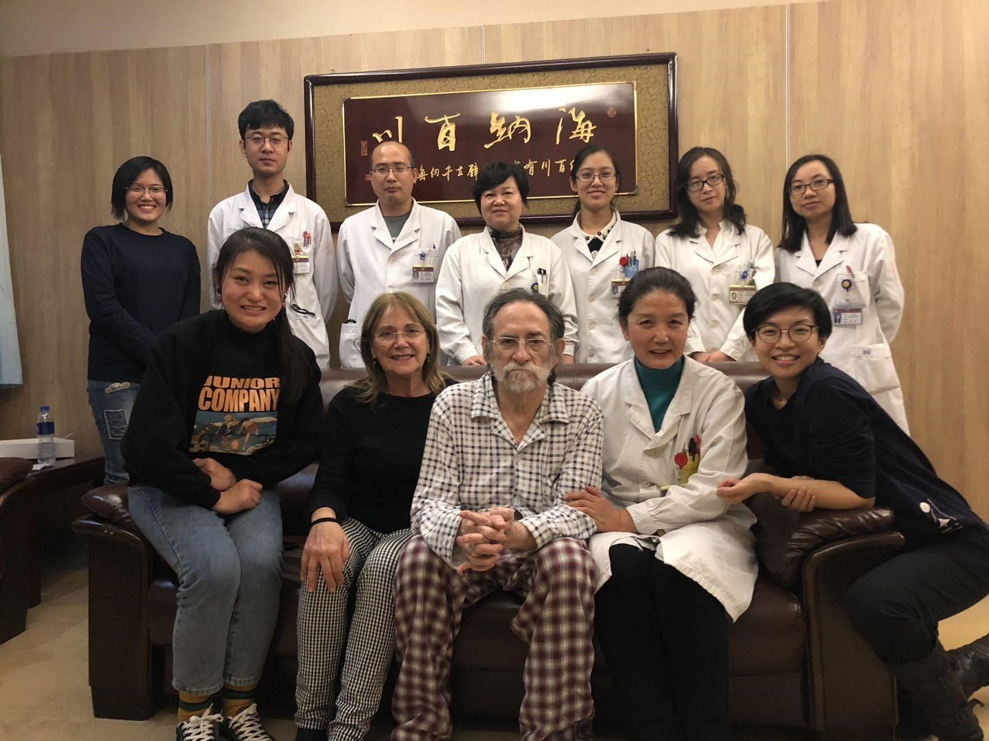 2018年倫佐羅塞里尼(中)康復,攜夫人和醫療團隊合照。倫佐生病期間王思靜(右)受賈樟柯導演要求,擔任近身護理師。(王思靜提供)