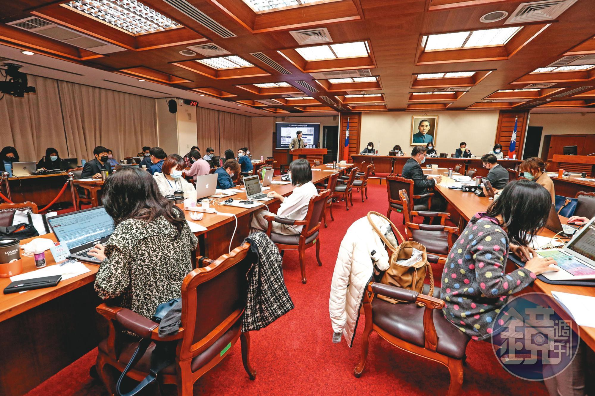 立法院內雖然常常張貼宣導防範性騷擾的文宣貼紙，但仍傳出暗藏性騷擾慣犯。