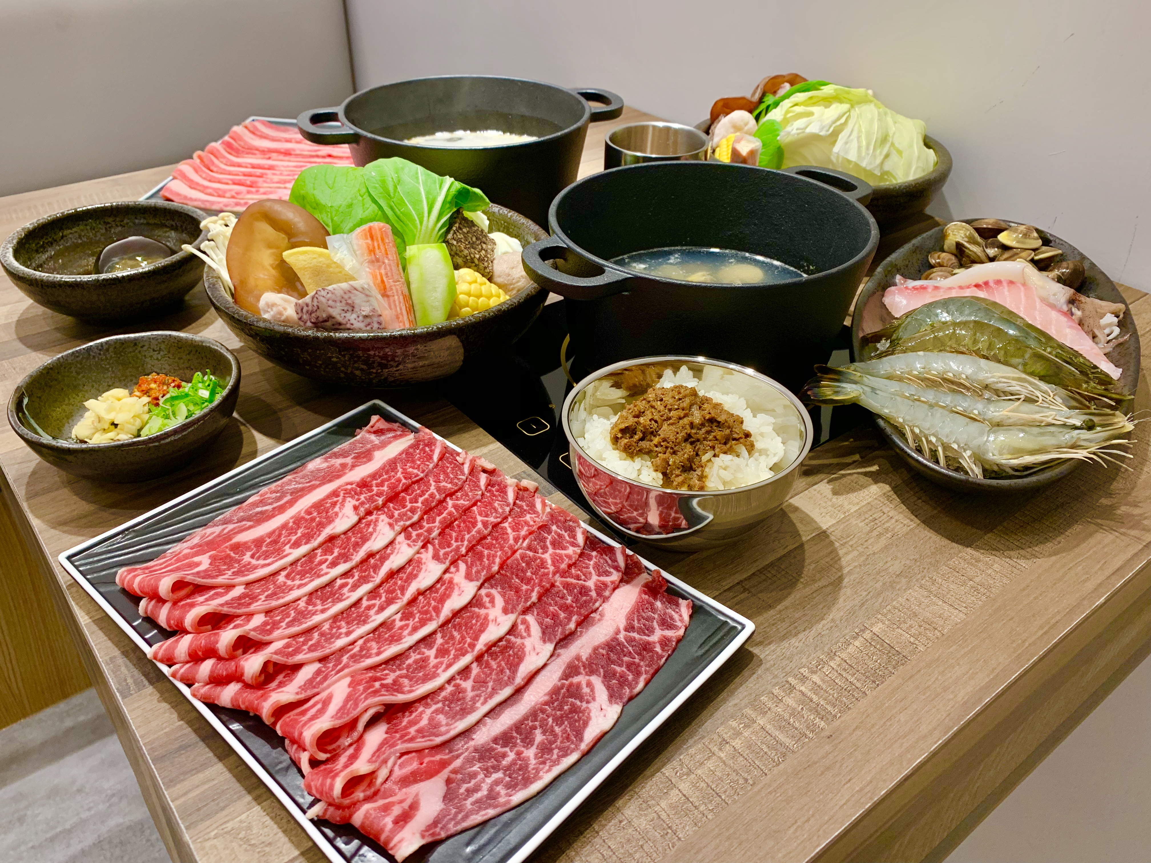 延續母品牌樂軒對選肉的堅持,火鍋店提供美國牛、日本和牛、西班牙豬、台灣溫體雞。