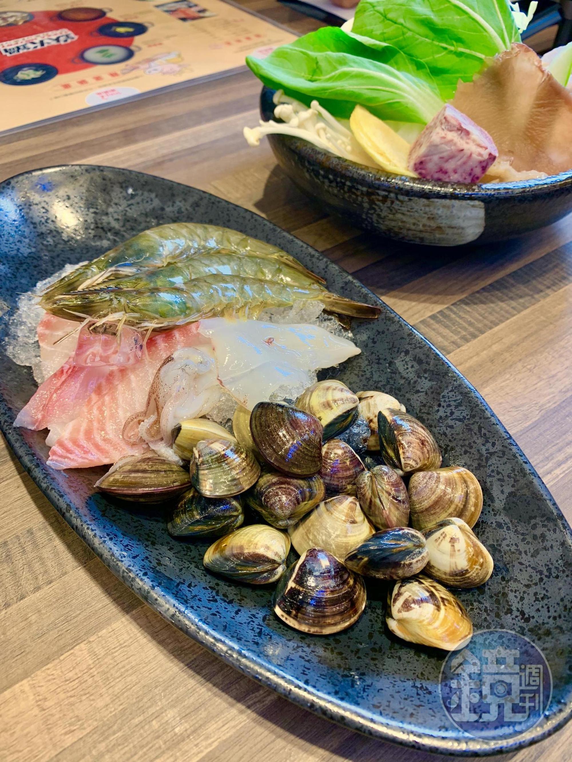 想吃海鮮，可加點「小海鮮拼盤」，吃得到草蝦、鯛魚片、蛤蜊、小卷。