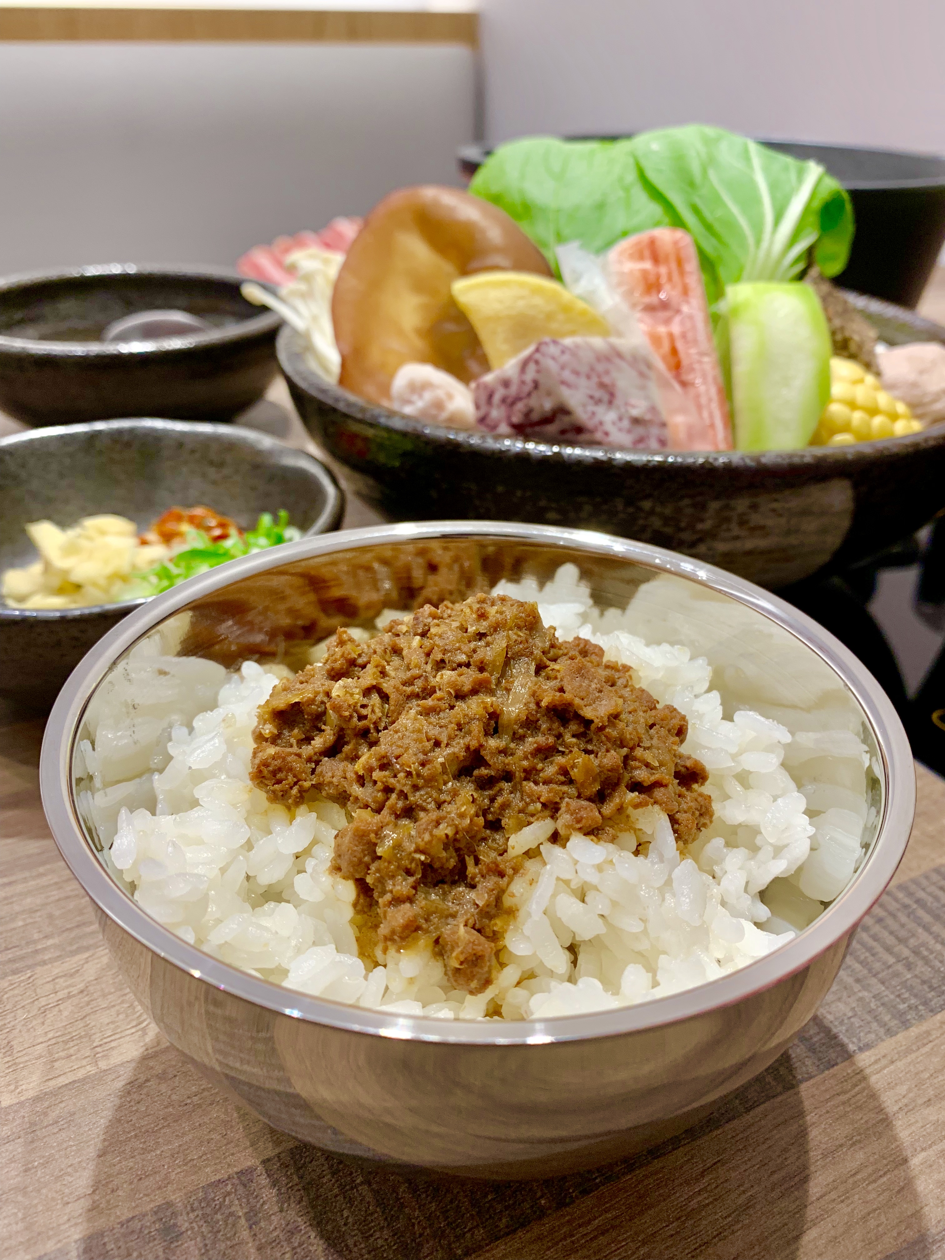 無限量供應的「和牛滷肉飯」,是取和牛邊肉與獨家滷包熬煮而成,滋味鹹香油潤。