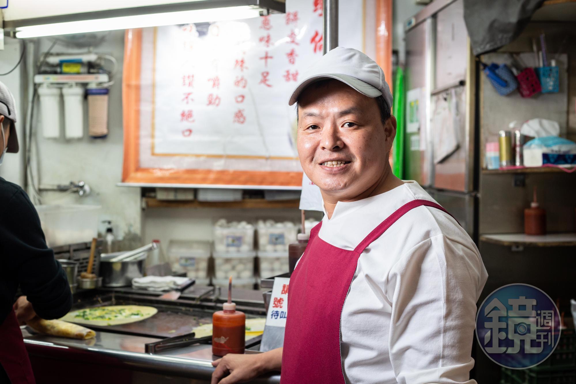「明倫蛋餅」第二代老闆張良汕,傳承爸爸的古早味麵糊蛋餅。