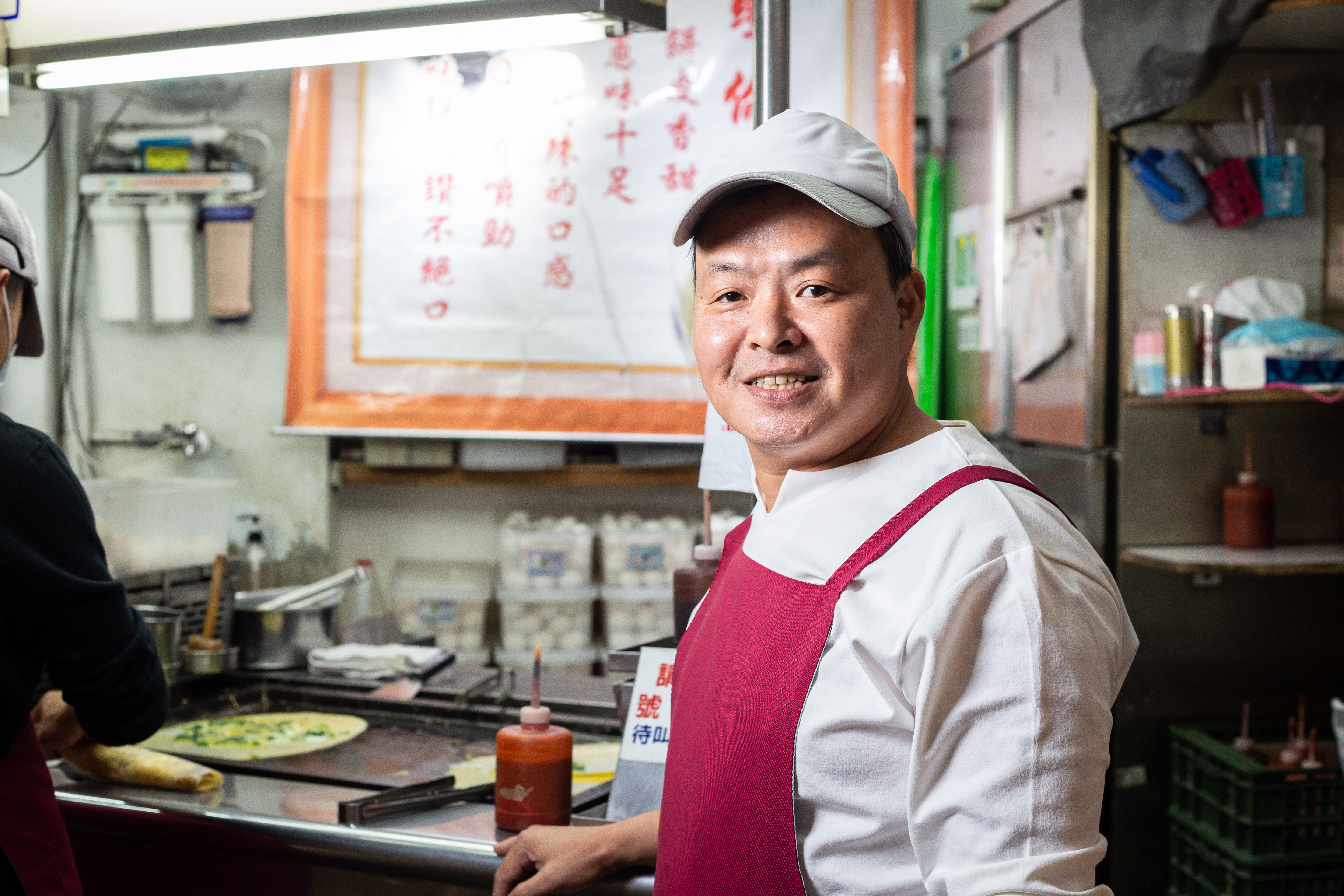 「明倫蛋餅」第二代老闆張良汕，傳承爸爸的古早味麵糊蛋餅。