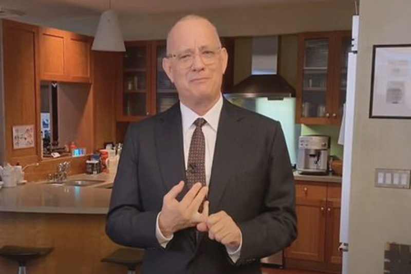 湯姆漢克斯頂著髮量很少的髮型，痊癒第一次露面於《週六夜現場》。（翻攝自《週六夜現場》Twitter）