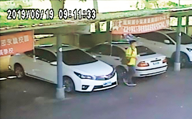 洪敬堯按規定應在早上8點上班，但他卻經常9點多才到校。（讀者提供）