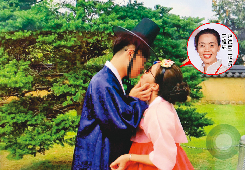 許維純（右）與男學生到韓國旅遊，竟作勢親吻、親密合照。（讀者提供）