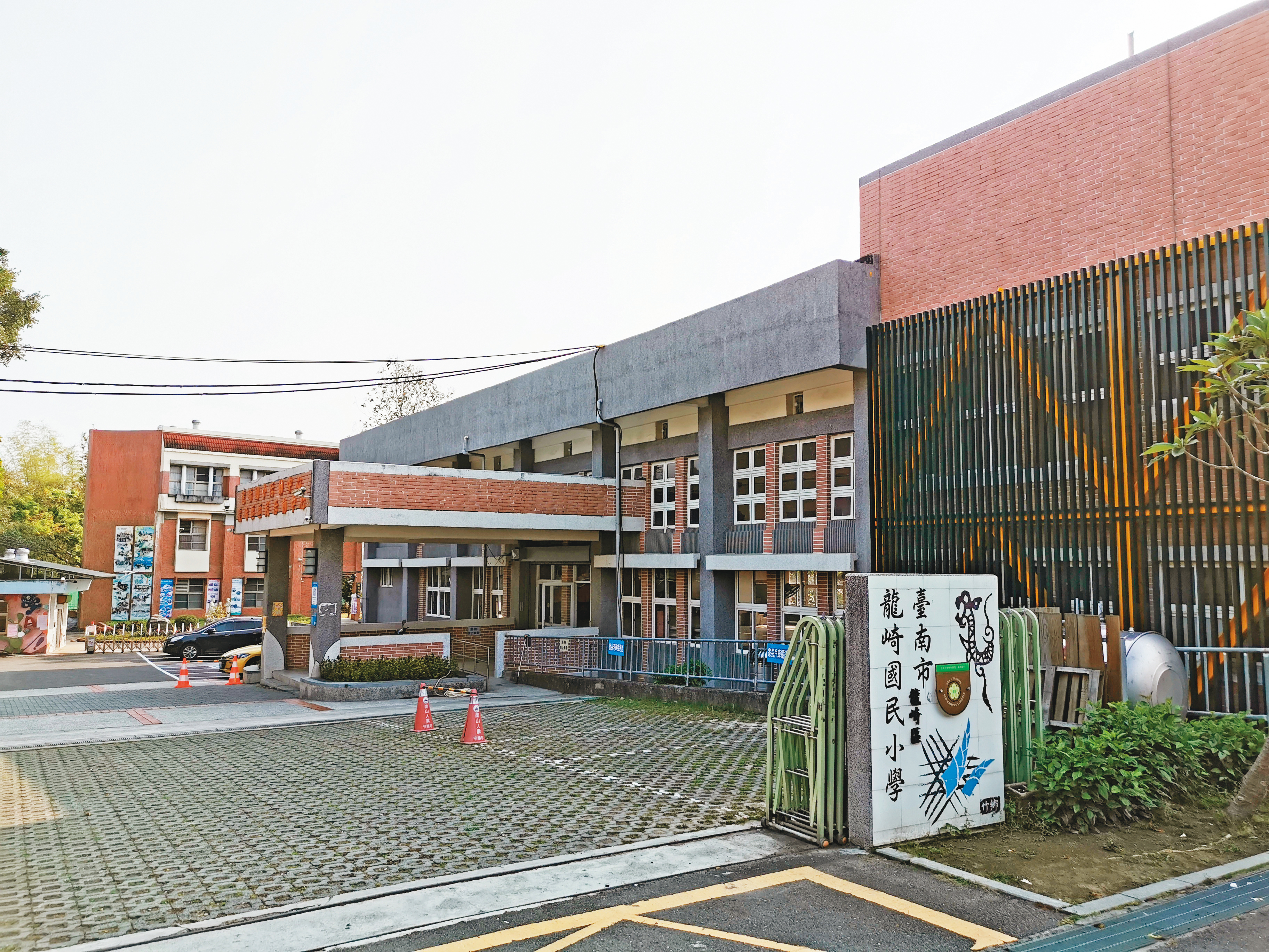 洪敬堯在龍崎國小（圖）任教超過20年，爭議事件不斷。