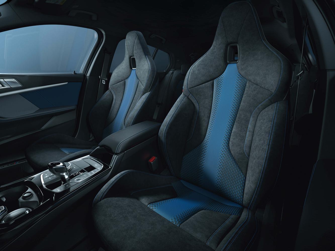 全新BMW 118i Edition M配備Alcantara麂皮與高級織布拼接而成的桶型M款雙前座跑車座椅，激發車主內心中最純粹的駕馭渴望。