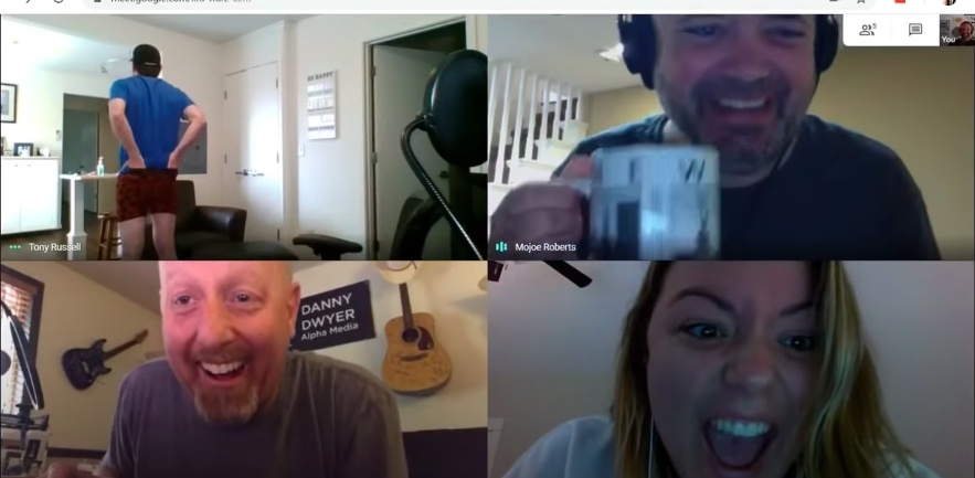 一名男子在家視訊開會後，忘記自己沒穿褲子就在鏡頭前走動。（翻攝自YouTube）