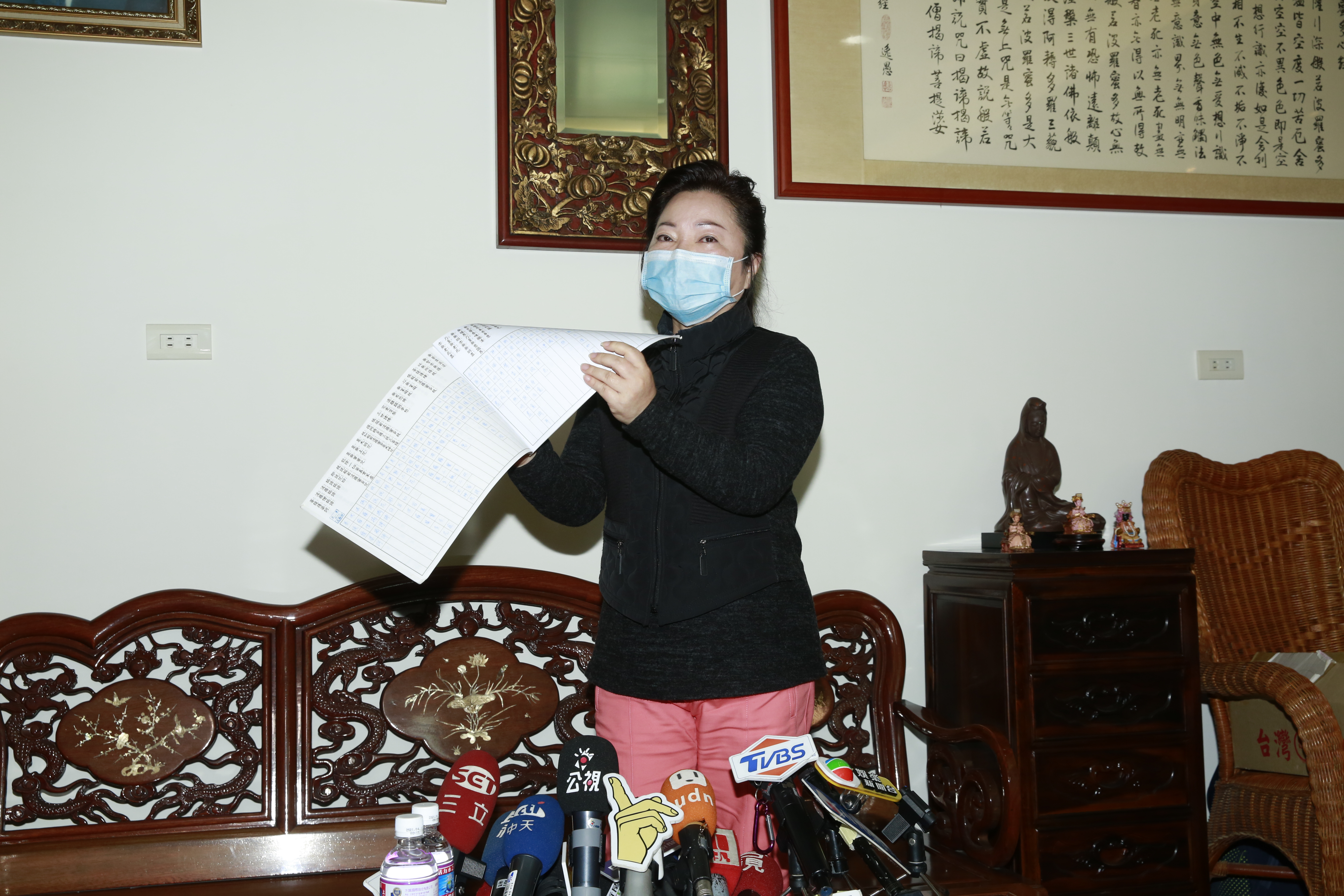 白冰冰經常為女兒抄寫佛經，對於這次酸民恐嚇，堅決提告到底。