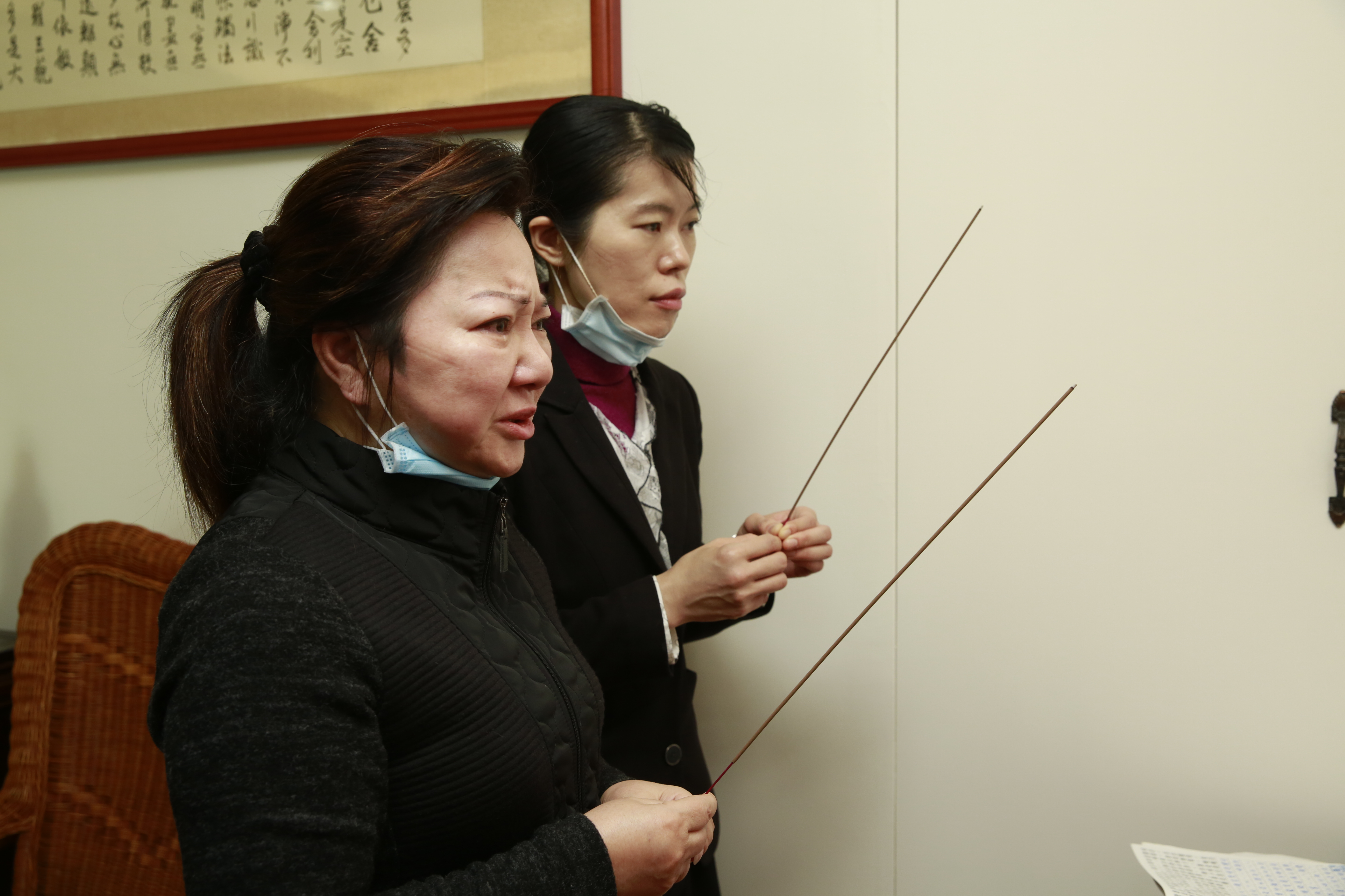 白冰冰將白曉燕牌位擺在客廳，白曉燕的同學也前來祭拜。
