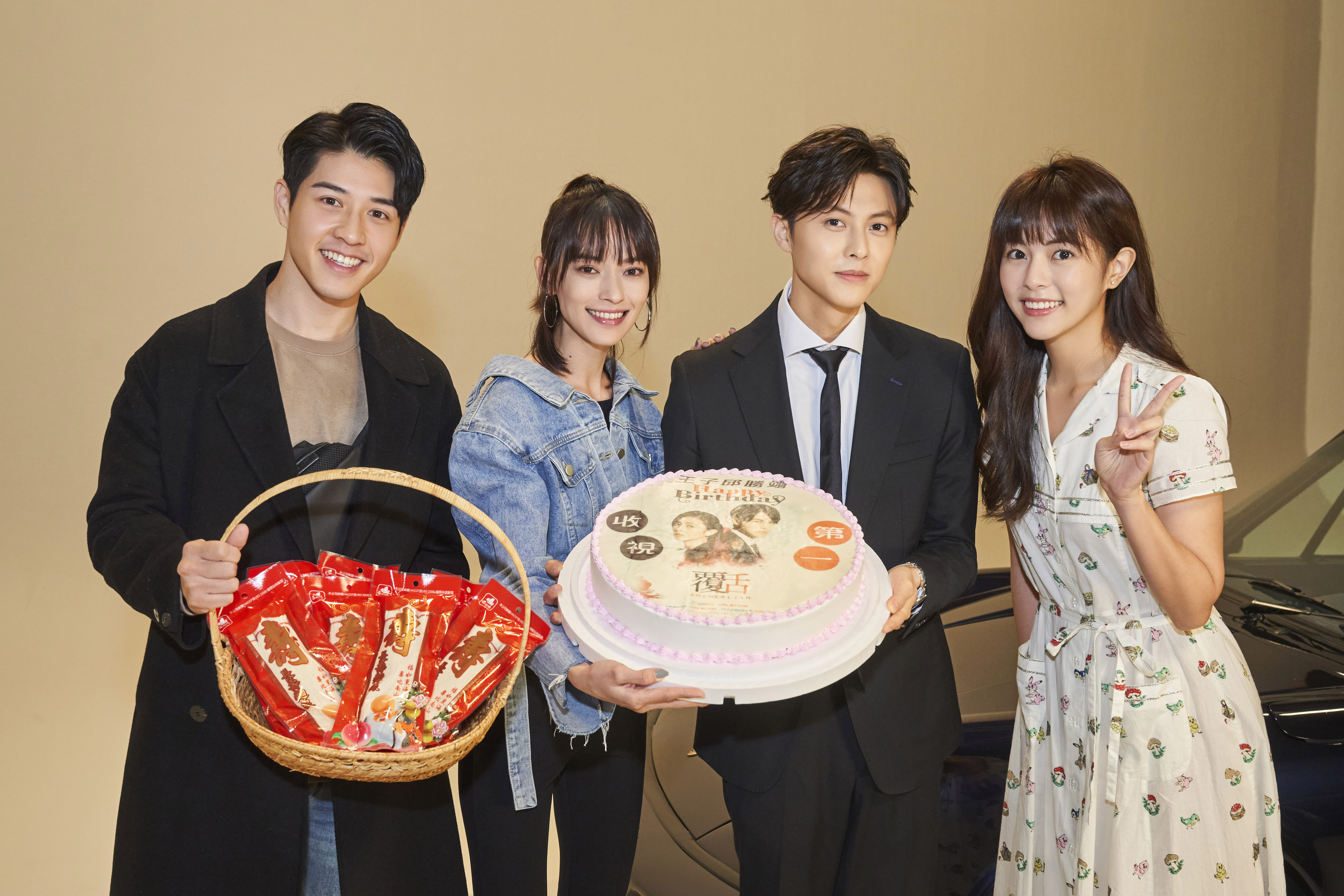 王子邱勝翊31歲生日前夕，好友吳岳擎、姚以緹及任容萱為他驚喜慶生。