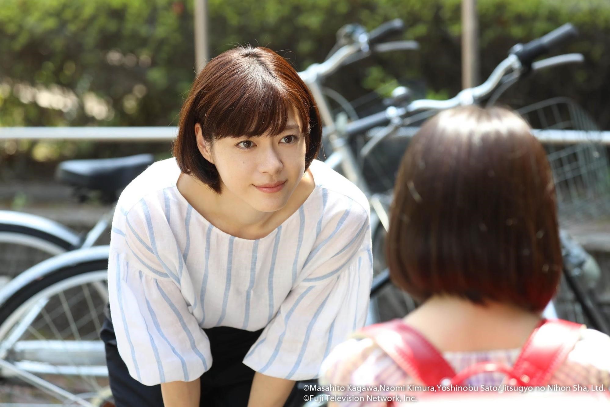 上野樹里婚後個性改變不少,拍攝《女法醫朝顏》空檔時也常陪伴童星聊天玩耍。(緯來日本台提供)