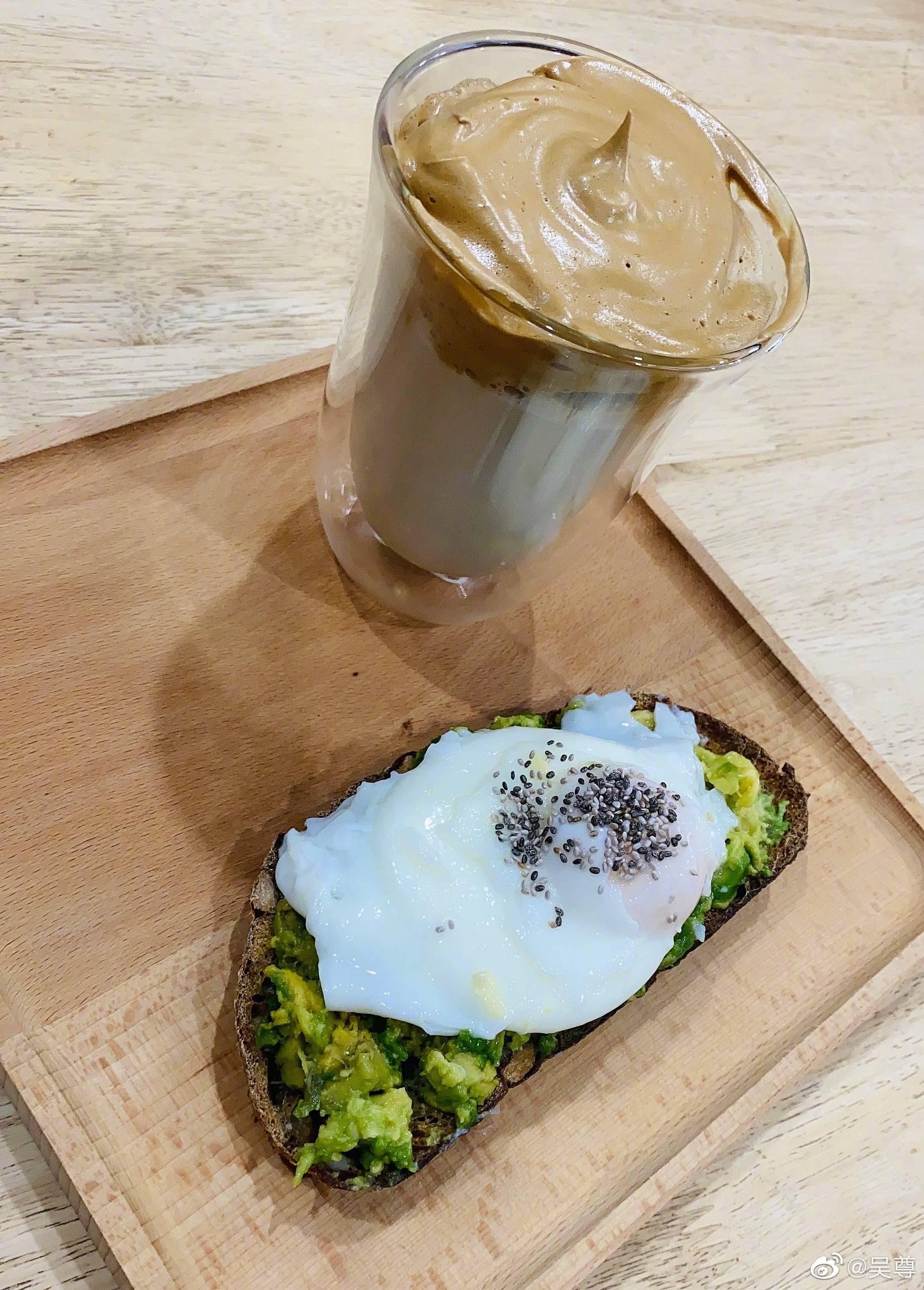 女兒製作咖啡,配上吳尊自家製力量早餐,自己也忍不住讚好。(翻攝自吳尊微博)