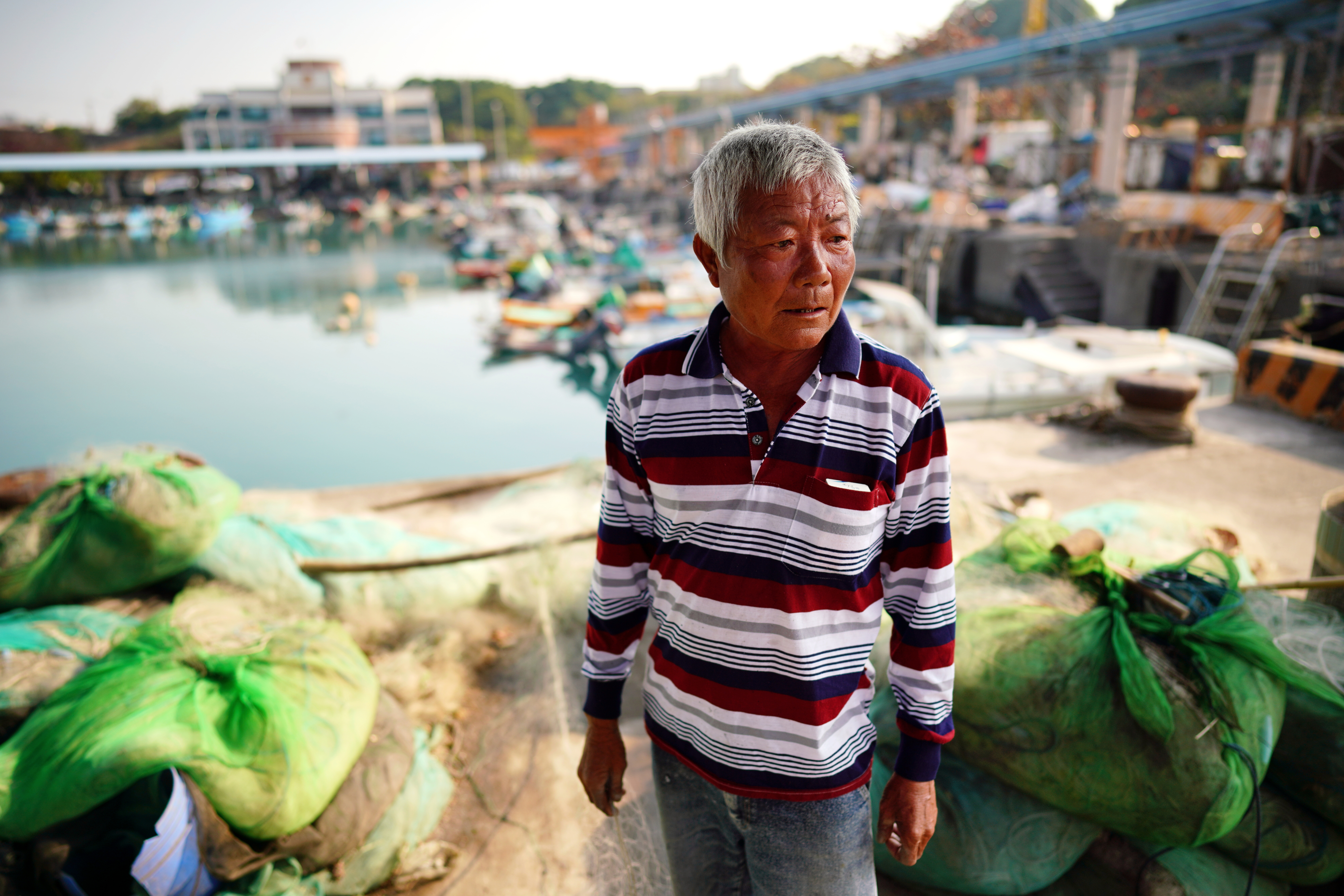 吳大頭（綽號）在遷村後，無法繼續討海，年紀老邁無法當工人，平常都在鳳鼻頭港釣魚聊天。