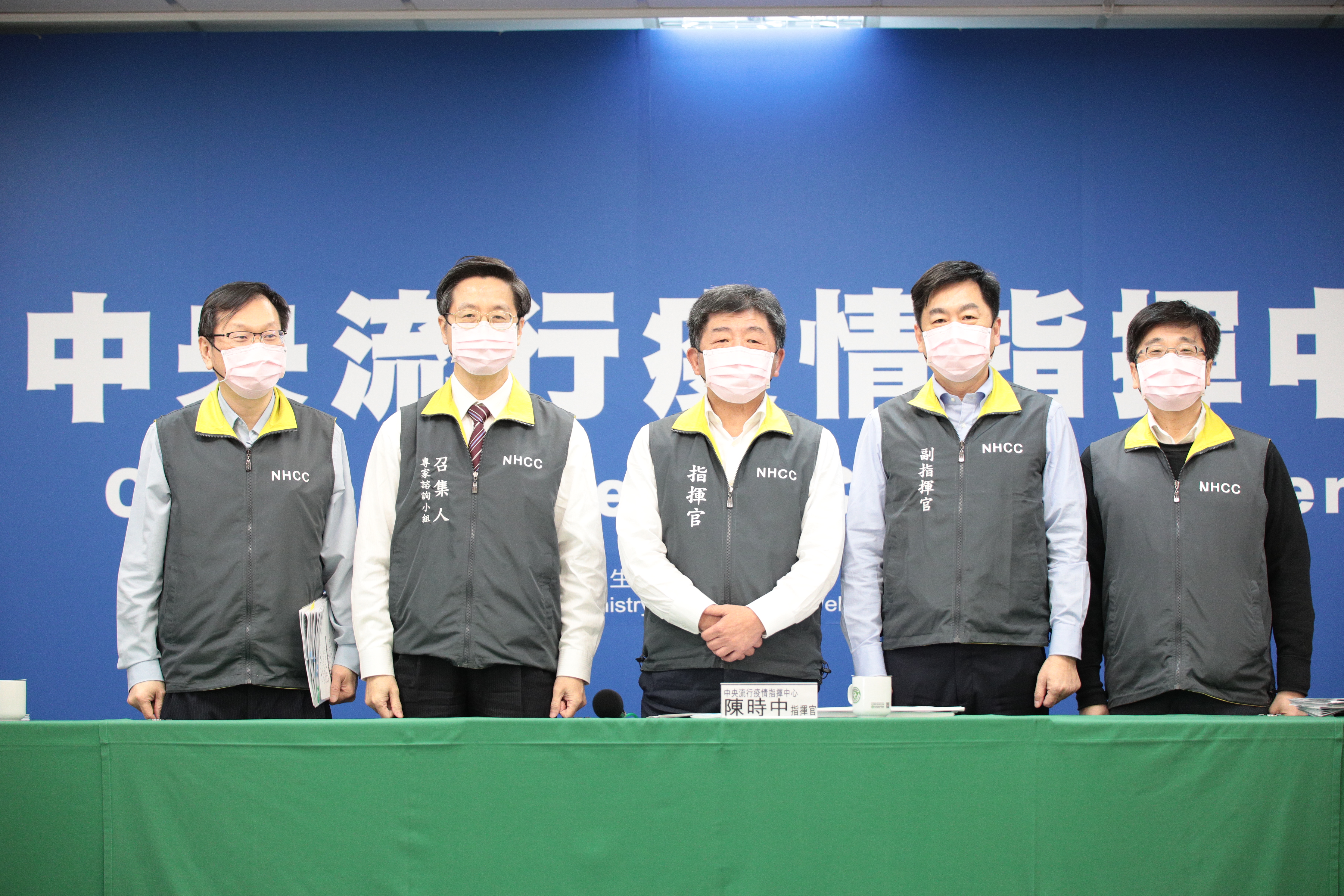 陳時中今（13日）率指揮團隊戴上粉紅色口罩。（指揮中心提供）