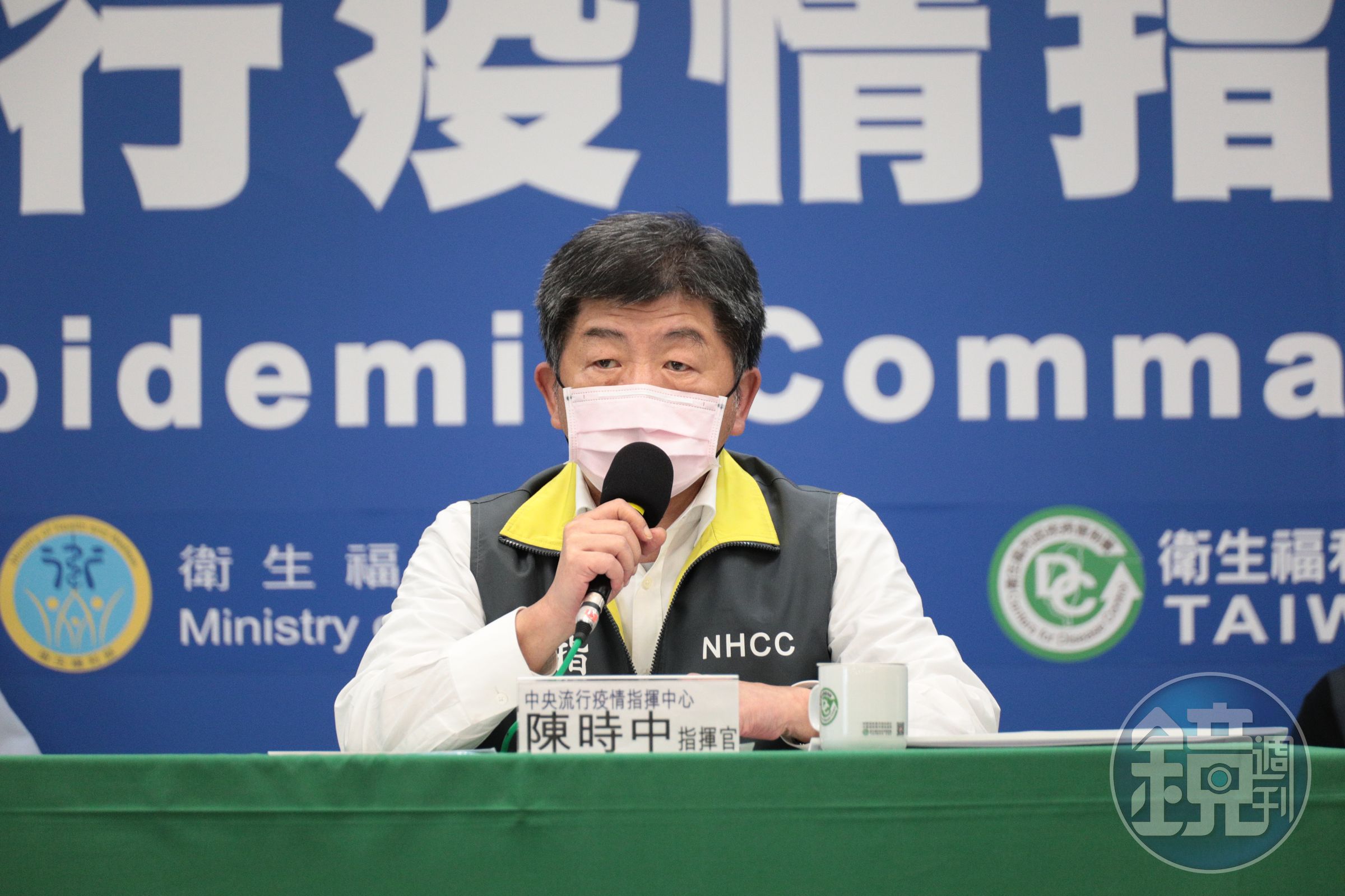 指揮官陳時中表示，口罩不管什麼顏色都一樣，粉紅色也不錯。（指揮中心提供）