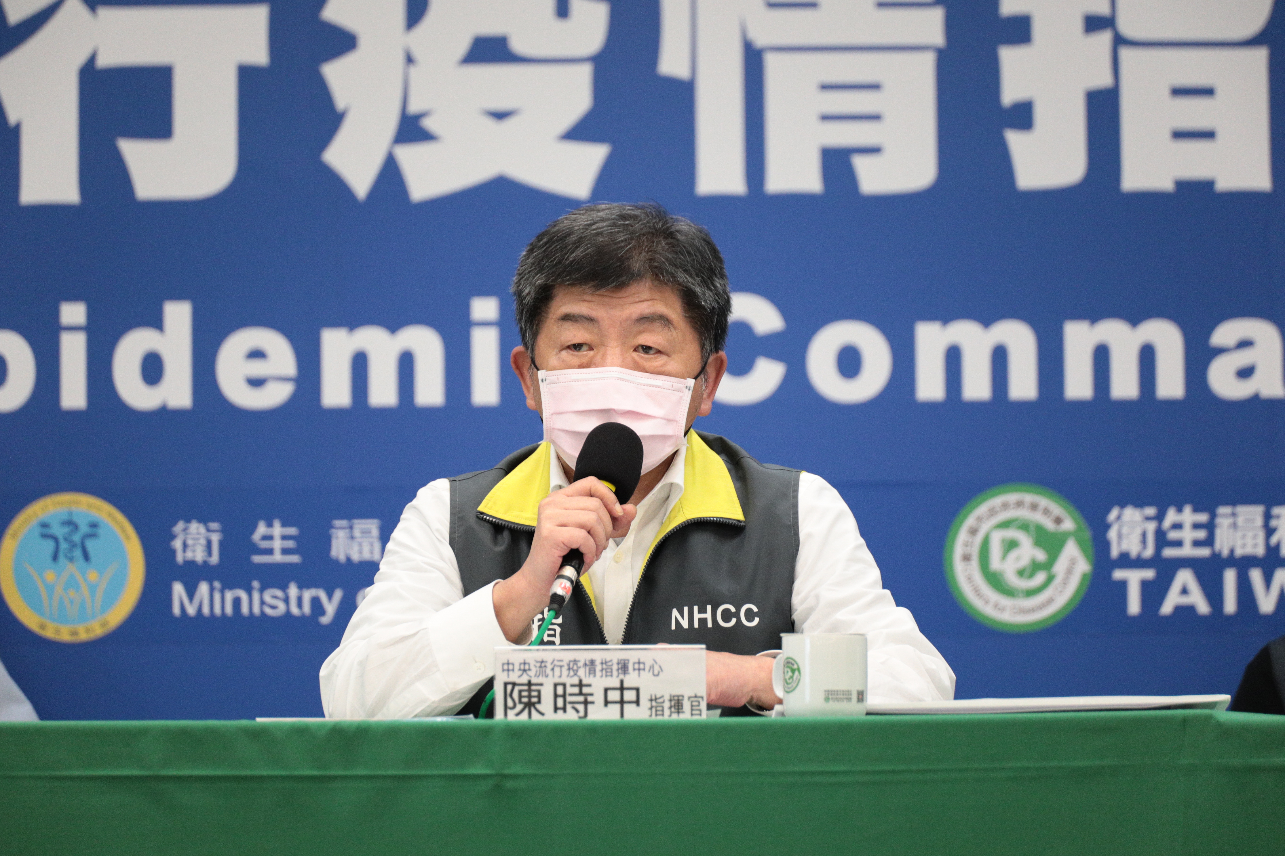 指揮官陳時中表示，口罩不管什麼顏色都一樣，粉紅色也不錯。（指揮中心提供）