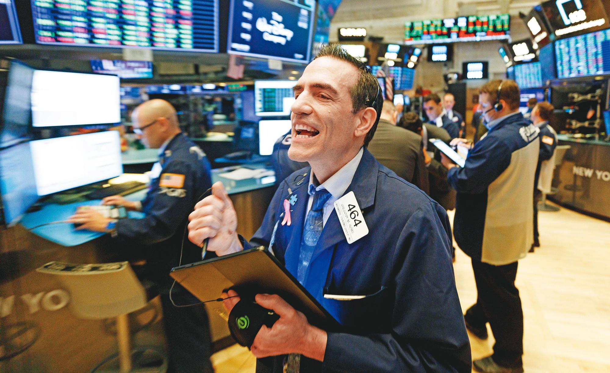 美政府與聯準會提出前所未有的刺激計畫，S&P 500上週迎來連續大漲。（東方IC）