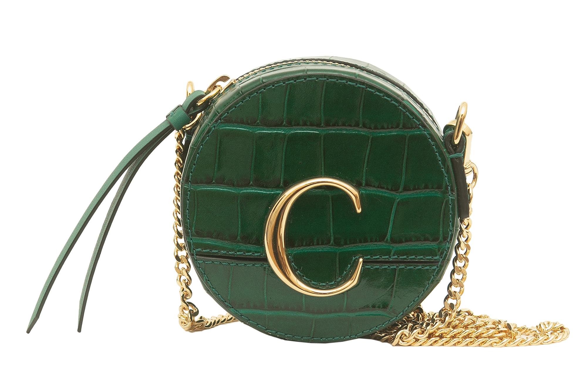 Chloé C森林綠鱷魚皮壓紋迷你小圓包。NT$17,000(Chloé提供)